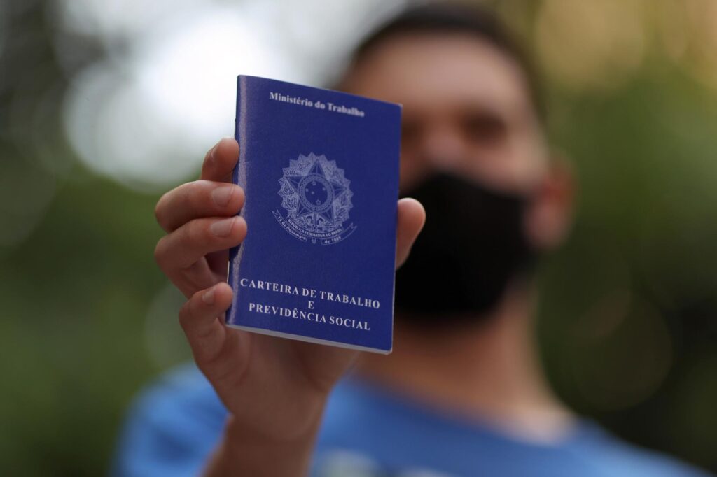 trabalhador-com-carteira-de-trabalho-na-mao